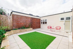 Modern 3-Bedroom 2-Bathroom Flat with Garden at Hanwell